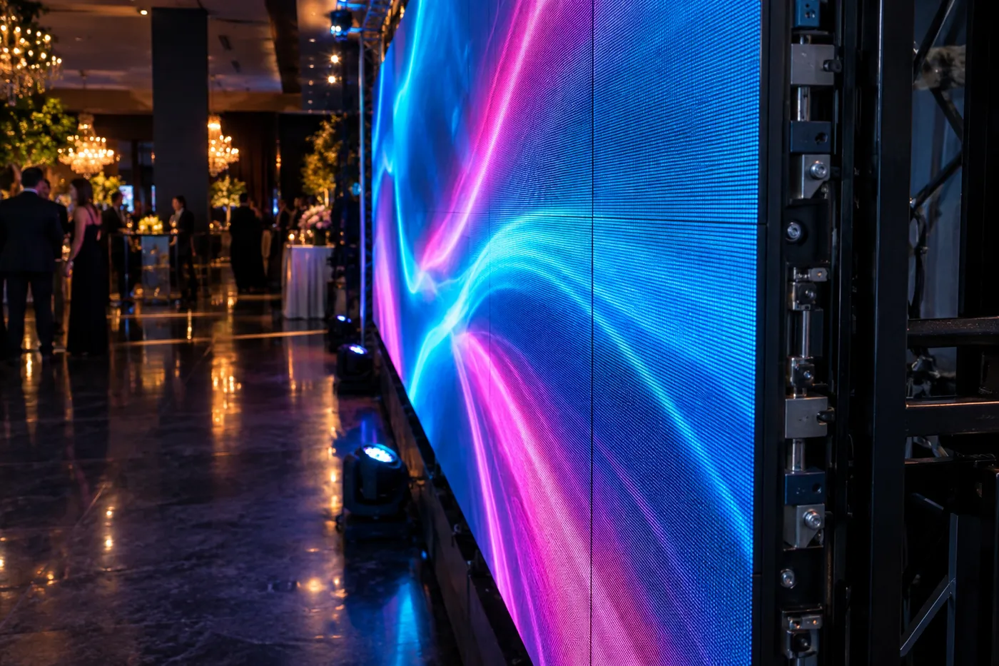 Painel de LED modular montado em estrutura metálica, exibindo arte em azul e magenta